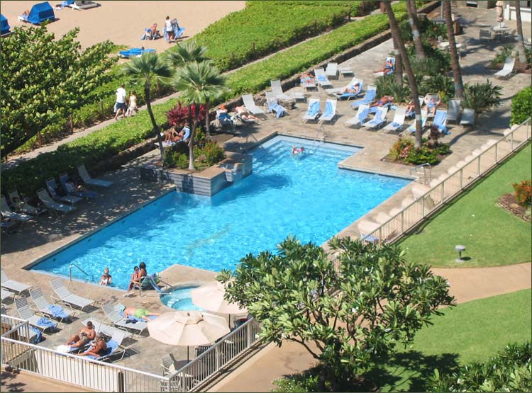 Beautiful pool, beachfront Maui condo rentals on Kaalapali.